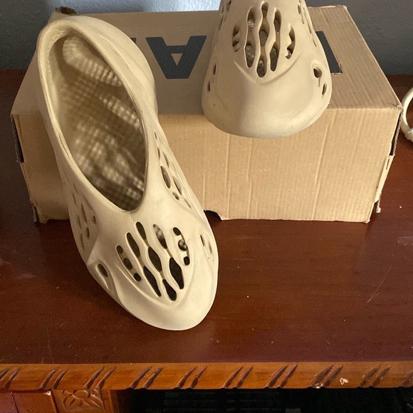 Yeezy slides size 11 kids youth teen - Picture 4 of 4